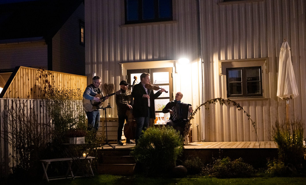 Første dag av konferansen ble det arrangert Minikulturnatt i Levanger sentrum, tilrettelagt av Levanger kommune og frivilligheten. Mange krefter bidro til å skape byliv med musikk og konserter, byvandringer, utstillinger, kunstvandring, åpne bakgårder, tradisjonshåndverk, lokalmat, aktiviteter for barn og unge med mer. Foto: Fotograf Hattrem