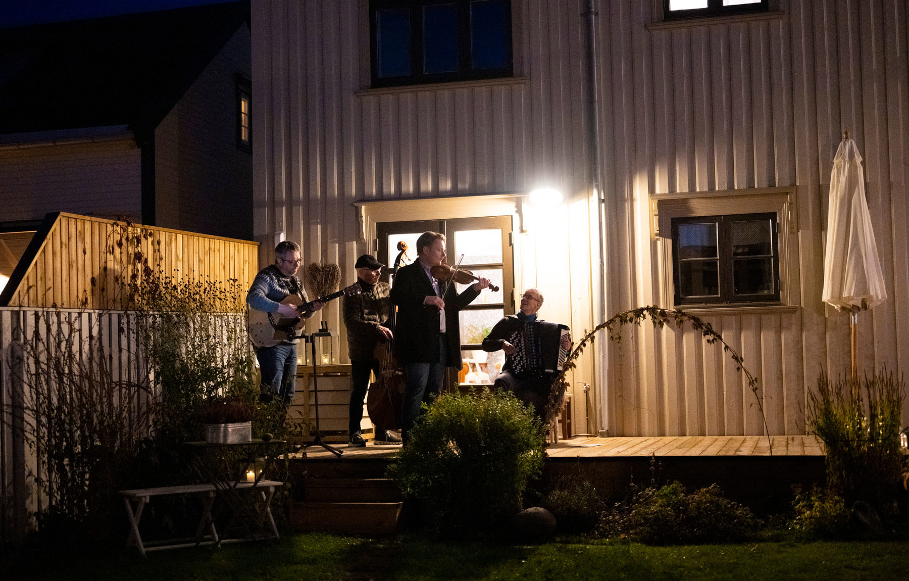 Første dag av konferansen ble det arrangert Minikulturnatt i Levanger sentrum, tilrettelagt av Levanger kommune og frivilligheten. Mange krefter bidro til å skape byliv med musikk og konserter, byvandringer, utstillinger, kunstvandring, åpne bakgårder, tradisjonshåndverk, lokalmat, aktiviteter for barn og unge med mer. Foto: Fotograf Hattrem
