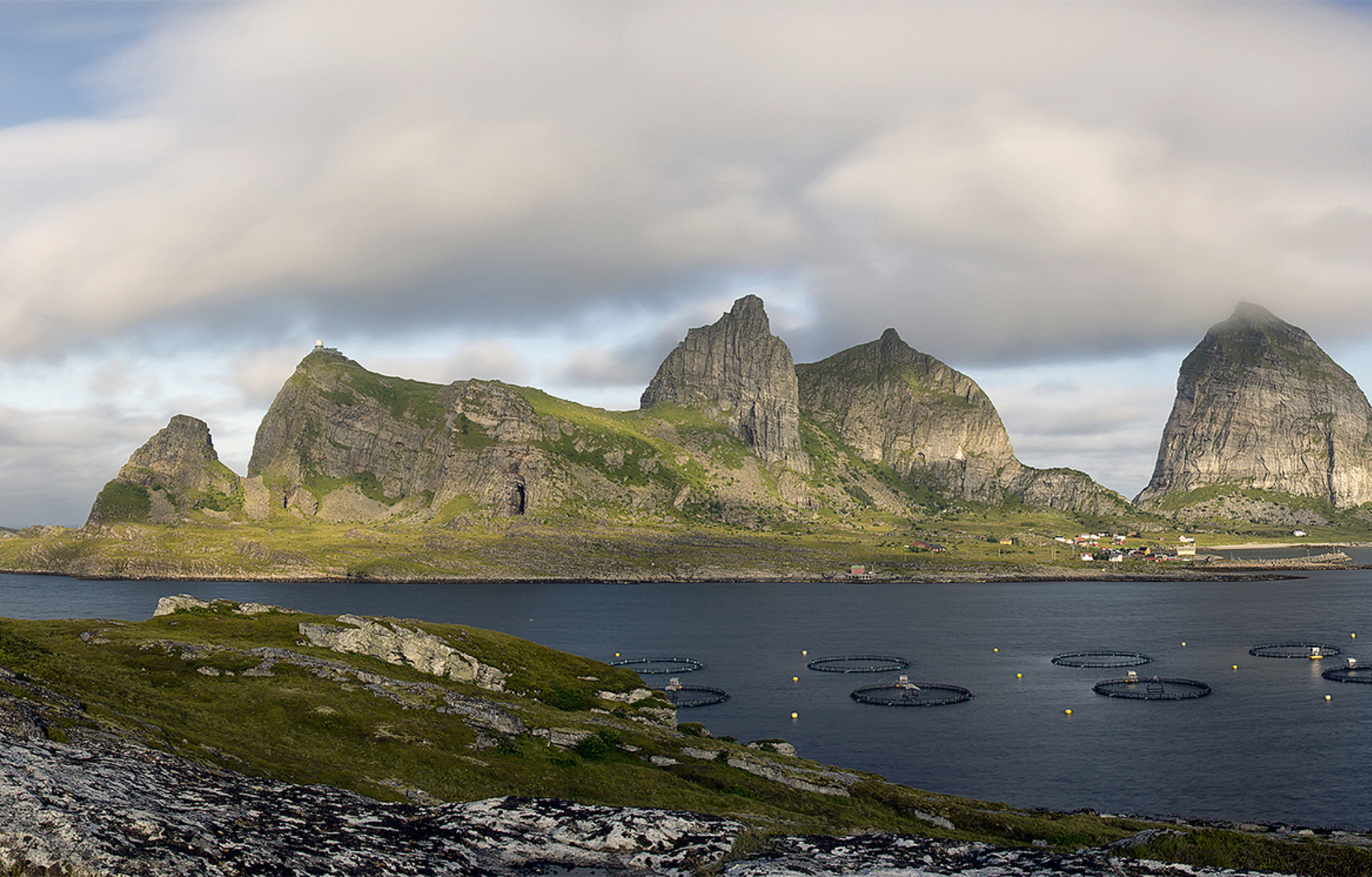 Foto av Sanna, Træna, sett fra Husøy. Fra Wikimedia Commons