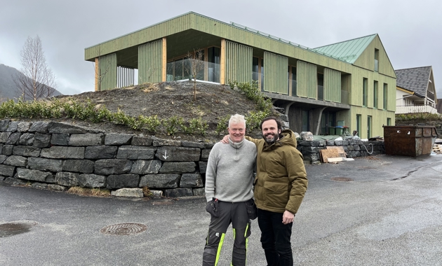 Vicente Ferrando Taver (t.h), leder av Sogn og Fjordane Arkitektlag - sammen med sin favorittømrer Rune Hole, som også bygde huset hans. Foto: Katrine Solheim 