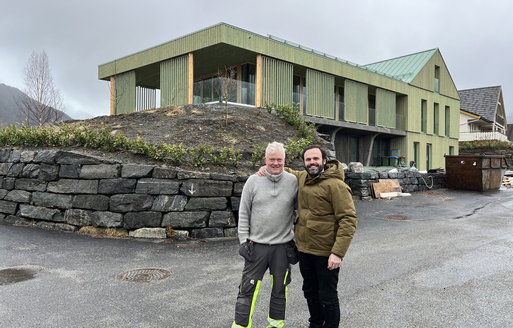Vicente Ferrando Taver (t.h), leder av Sogn og Fjordane Arkitektlag - sammen med sin favorittømrer Rune Hole, som også bygde huset hans. Foto: Katrine Solheim