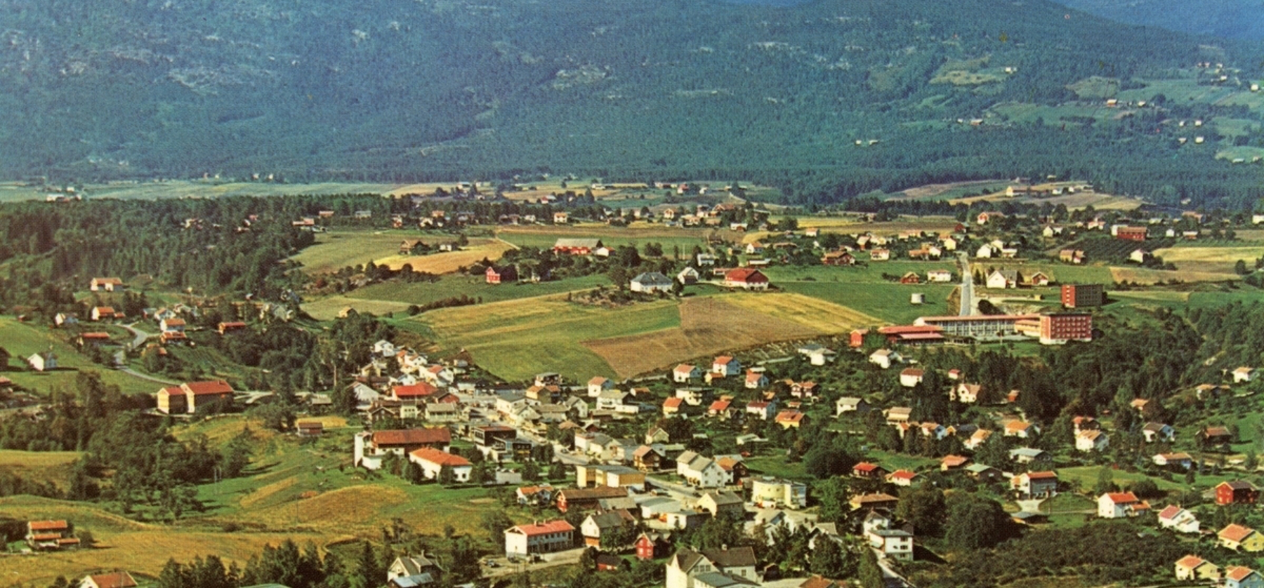 Flyfoto Av Bø Sentrum Mot Lifjell, Tatt Frå Sør, 1970. Foto: Telemark Flyfoto