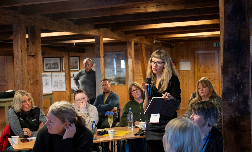 Konferansens andre dag startet med fem ulike parallelle sesjoner. På Dampskipsbrygga var temaet ombruk og ny bruk av bevaringsverdige bygg. Deltakerne bidro også med engasjement, her Siri Høye fra MAD arkitekter. Foto: Fotograf Hattrem