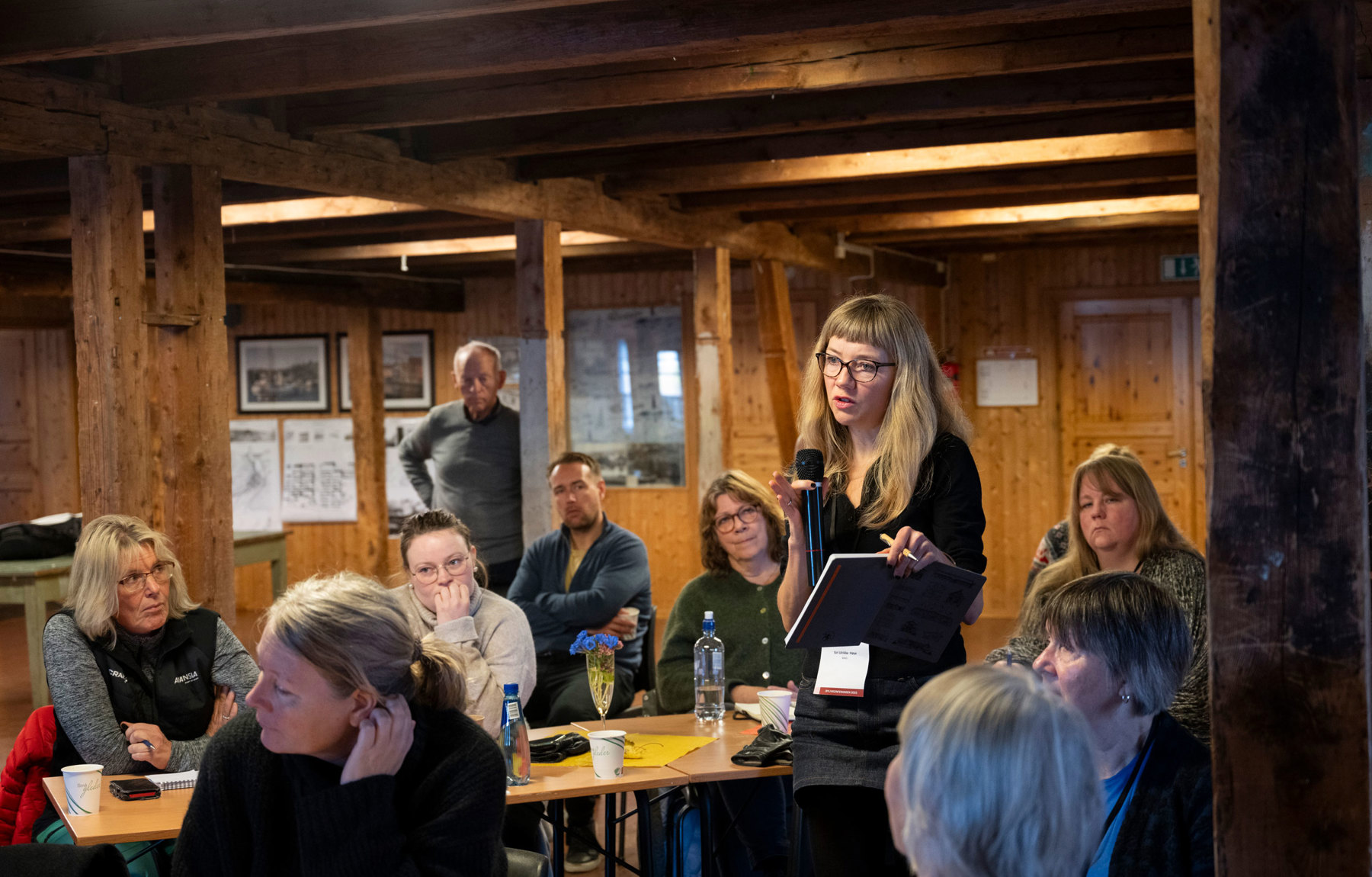 Konferansens andre dag startet med fem ulike parallelle sesjoner. På Dampskipsbrygga var temaet ombruk og ny bruk av bevaringsverdige bygg. Deltakerne bidro også med engasjement, her Siri Høye fra MAD arkitekter. Foto: Fotograf Hattrem