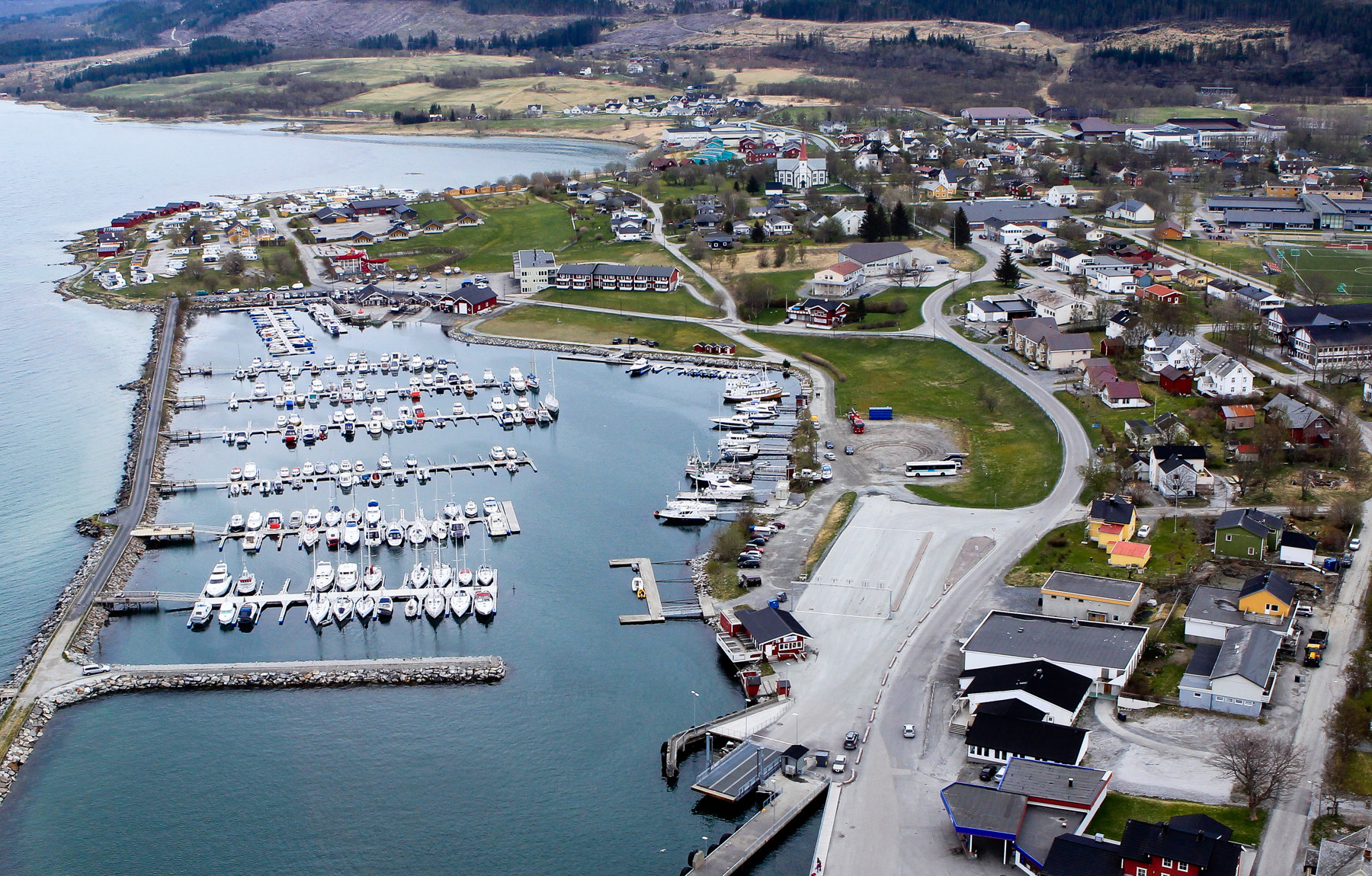 Bilde av småbåthavn og havneområdet i Nesna