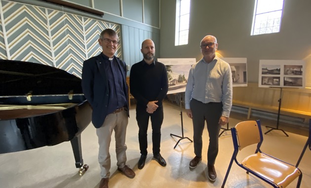 Konkurransevinnere og oppdragsgiver, fra venstre: Kyrre Kolvik, sogneprest Bodø domkirke, Nils Ole Brandtzæg, arkitekt Atelier Oslo, Tom Solli, daglig leder/kirkeverge menighetsrådet Bodø domkirke Foto: Sami Rantala 