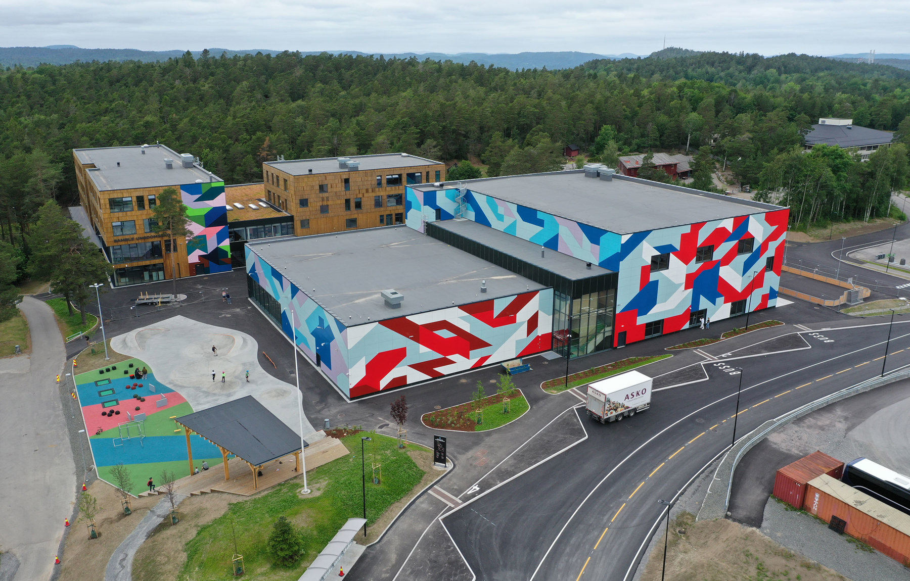 Bamble Ungdomsskole.  Dronefoto.  Foto: SPINN arkitekter