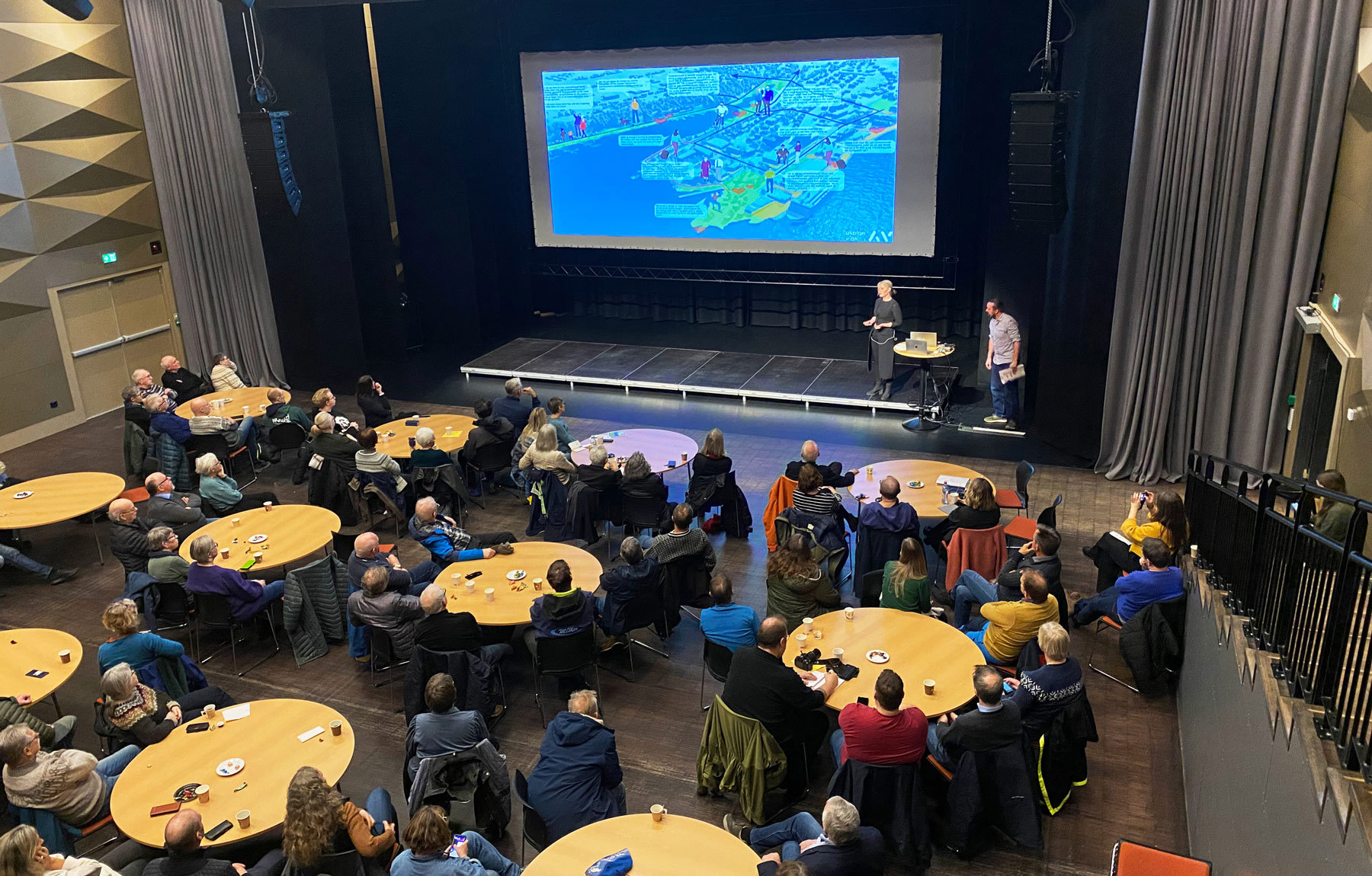 Arkitektteamet fra Asplan Viak presenterte sitt forslag på sluttseminaret i storsalen i Kultubadet for 120 interesserte tilhørere. Foto: NAL