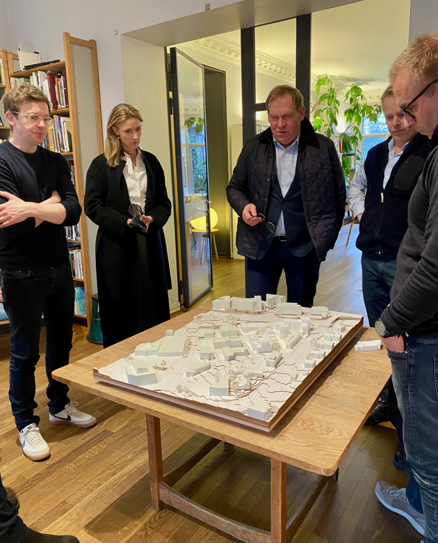 Modell av området studeres. Fra venstre: Espen Røiseland (Transborder Studio), Trine Lise Myrengen (Bryn Eiendom), Jon Anders Aa. Henriksen, Stian O. Kalsaas (Bertel O. Steen Eiendom) og Jens Herman Svartdahl (Oslo Byggentreprenør). Foto: NAL 