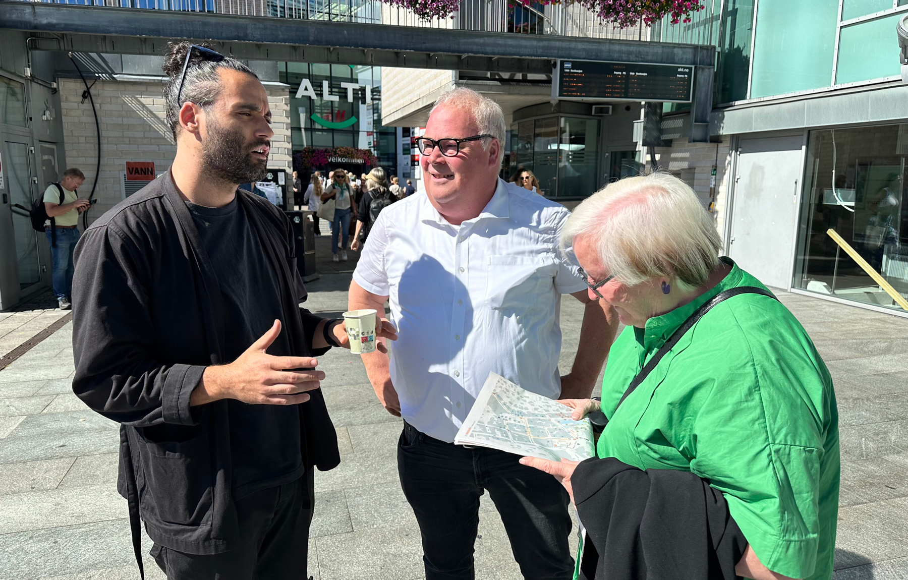 Fagsjef Kai Reaver (t.v.)  i samtale med Bård Folke Fredriksen (NBBL) og Ellen de Vibe (tidligere byplansjef i Oslo) under Arendalsuka. Foto: NBBL