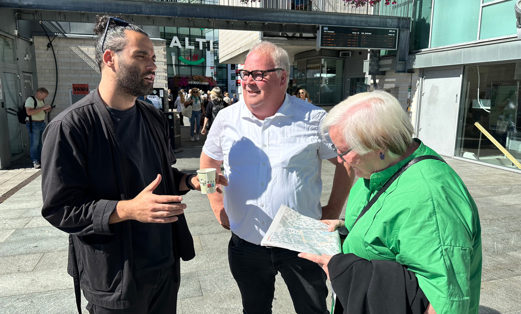 Fagsjef Kai Reaver (t.v.)  i samtale med Bård Folke Fredriksen (NBBL) og Ellen de Vibe (tidligere byplansjef i Oslo) under Arendalsuka. Foto: NBBL