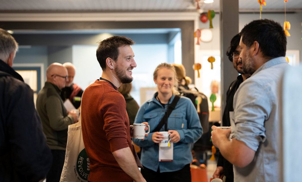 Mange benyttet pausene på konferansen til nettverksbygging og fagutveksling. Foto: Fotograf Hattrem