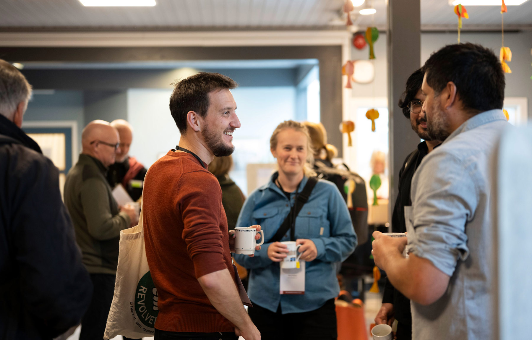 Mange benyttet pausene på konferansen til nettverksbygging og fagutveksling. Foto: Fotograf Hattrem