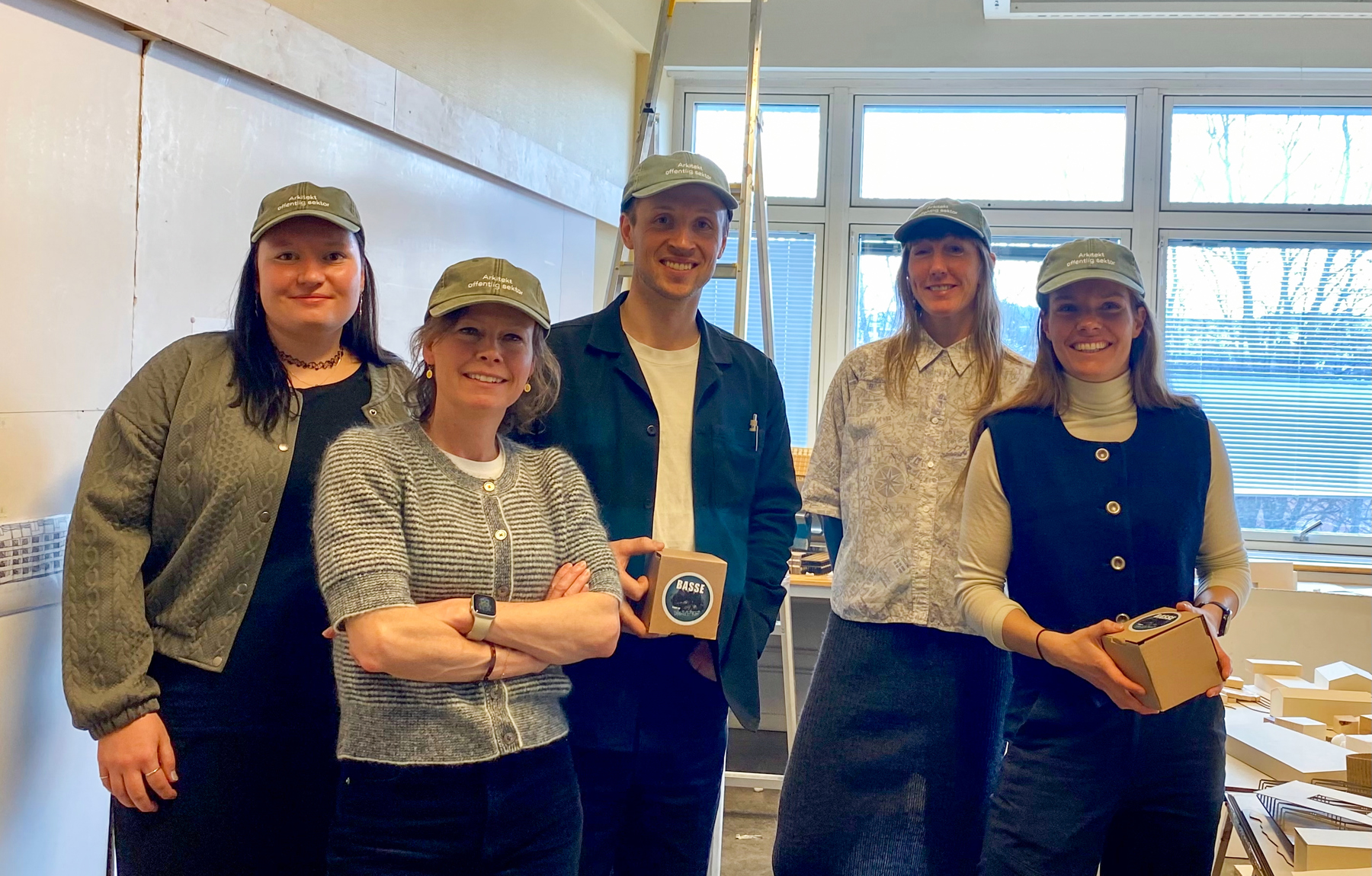 Offentlig ansatte arkitekter som bidro på seminaret: (f.v.) Jasmin Groham og Merete Wist, Trondheim kommune, Are Ringheim, Trøndelag fylkeskommune, Rannveig Hägg Berge, Arkitektforbundet og Pernille Landrø, Gol kommune. Foto: Arkitektforbundet