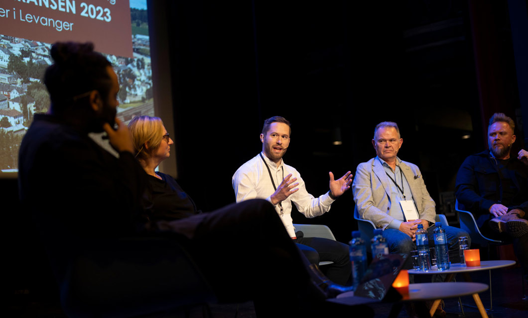 Bylivsamtalen om kulturarv som ressurs i bærekraftig stedsutvikling: Hvor trykker skoen og hva kan gjøres? Anne Bjørg Evensen Svestad, Trøndelag fylkeskommune, Antonios Bruheim Markakis, Levanger kommune, Leidulf Mydland, Riksantikvaren og Kenneth Dahlgren, Aspelin Ramm. Samtalen ble ledet av Kai Reaver, fagsjef i Norske arkitekters landsforbund, til venstre. Foto: Fotograf Hattrem