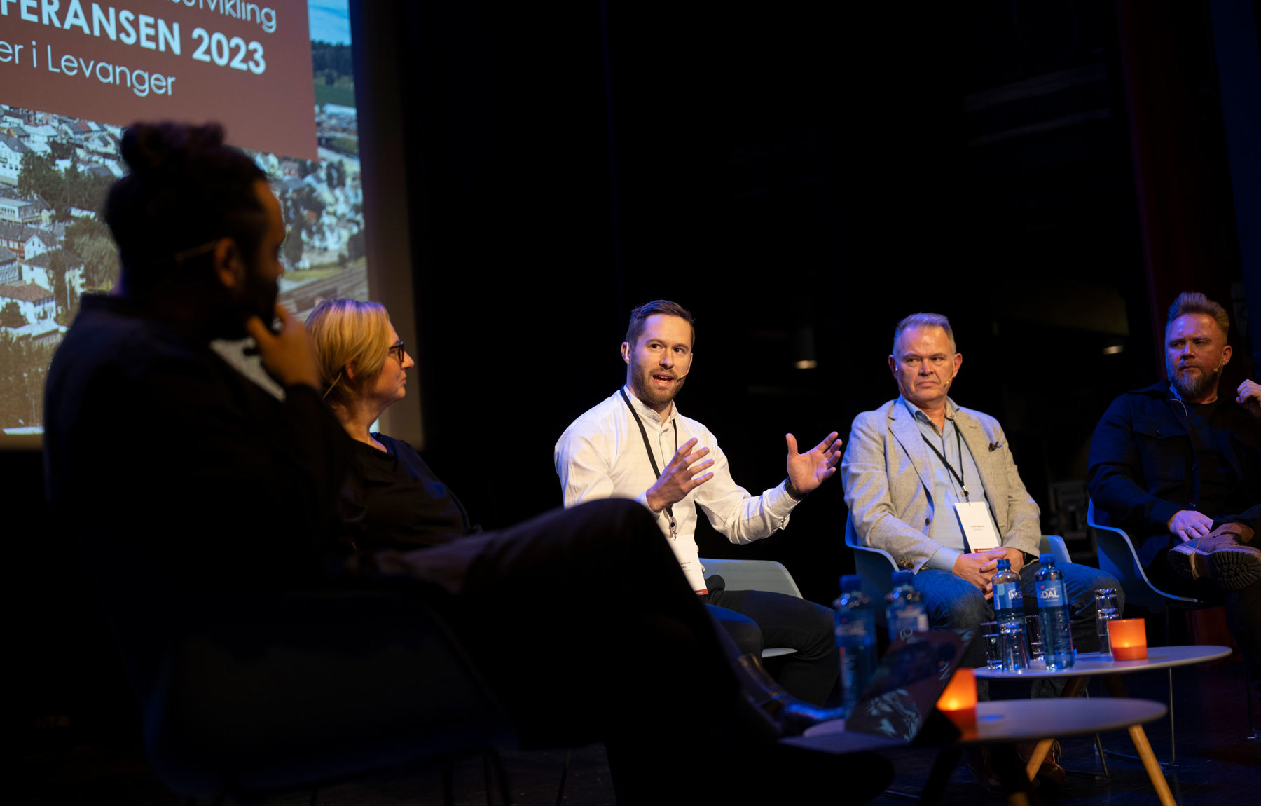 Bylivsamtalen om kulturarv som ressurs i bærekraftig stedsutvikling: Hvor trykker skoen og hva kan gjøres? Anne Bjørg Evensen Svestad, Trøndelag fylkeskommune, Antonios Bruheim Markakis, Levanger kommune, Leidulf Mydland, Riksantikvaren og Kenneth Dahlgren, Aspelin Ramm. Samtalen ble ledet av Kai Reaver, fagsjef i Norske arkitekters landsforbund, til venstre. Foto: Fotograf Hattrem