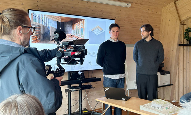 Simon Telle Brendmoe og Henrik Skovli i Studio 10000 ved offentliggjøringen av konkurranseresultatet. Foto: NAL