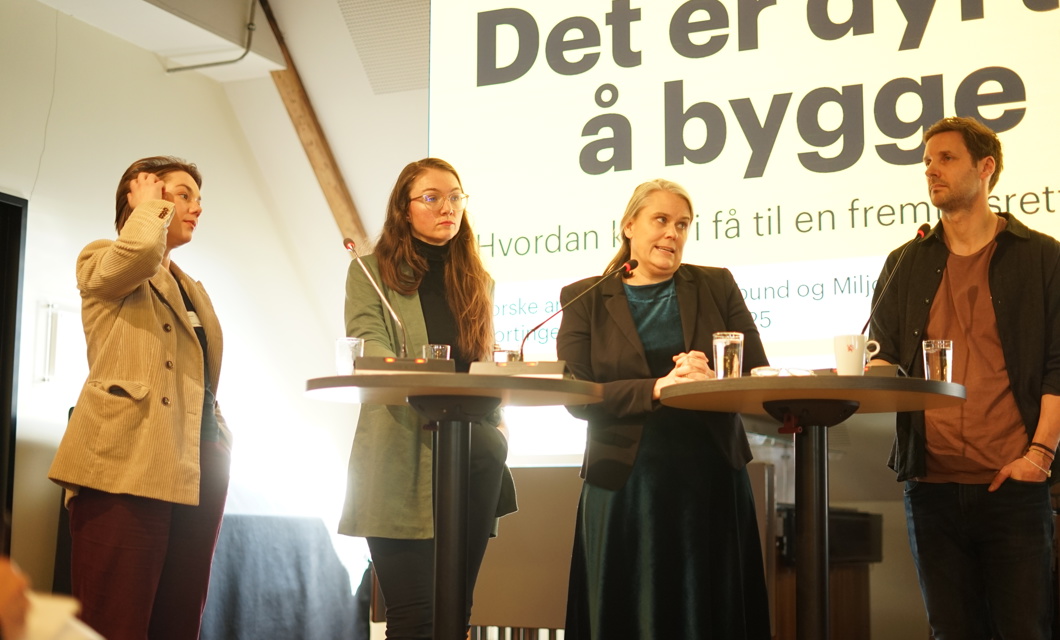 Marie Storli (LO), Sigrid Z. Heiberg (MDG), Siri Staalesen Gåsemyr (Ap) og Henning Sunde (Rodeo arkitekter) i debatt om boligpolitikk..