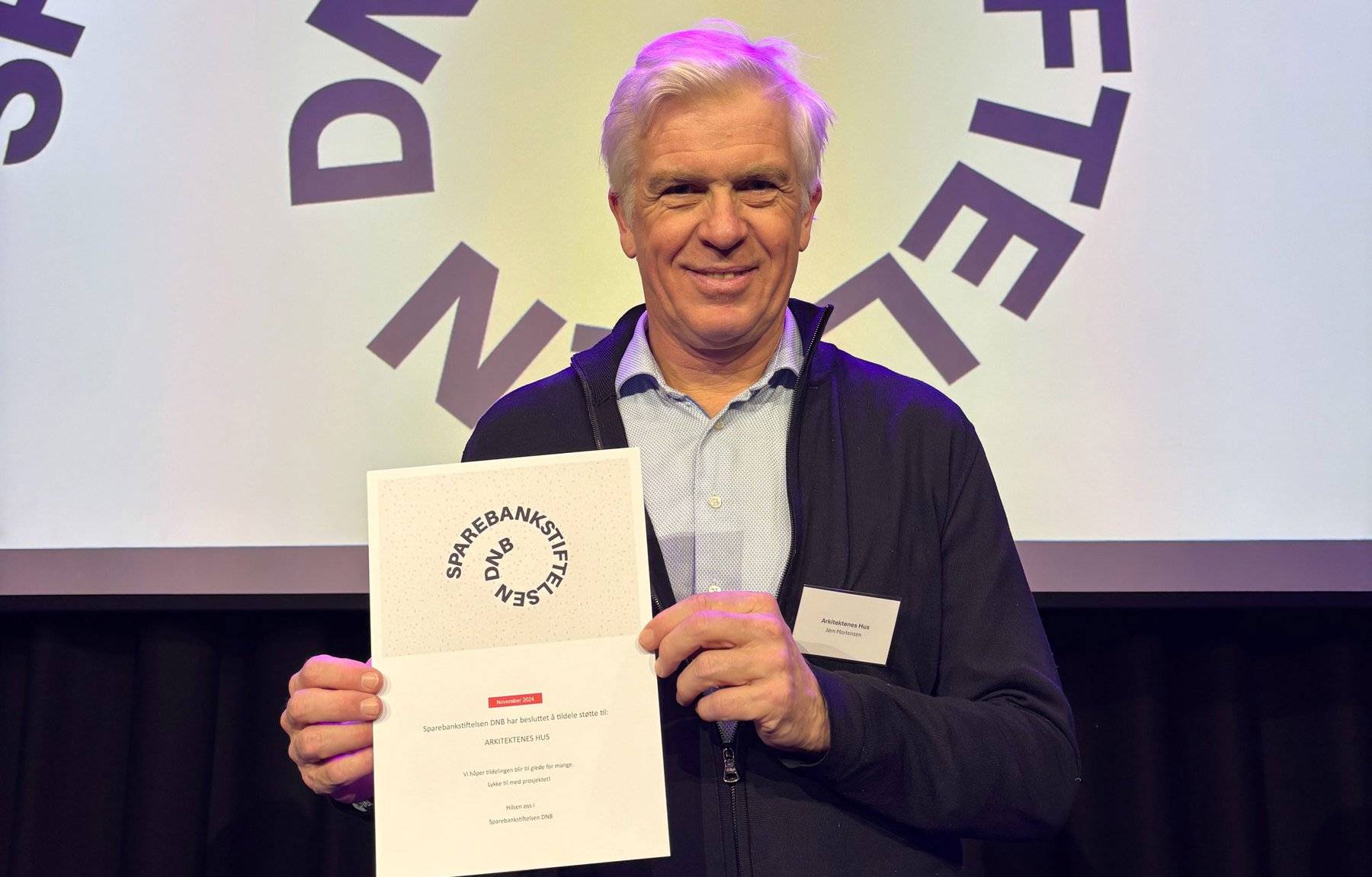 Styreleder Jørn Mortensen i Arkitektenes hus eiendom mottok støtten på vegne av prosjektet 7. januar. Foto: Arkitektenes hus