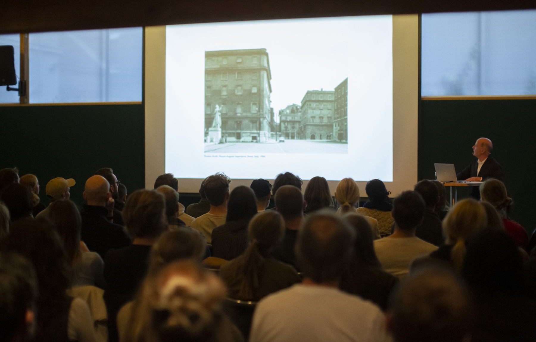 Forelesning med Jonathan Sergison. Foto: Alex Asensi