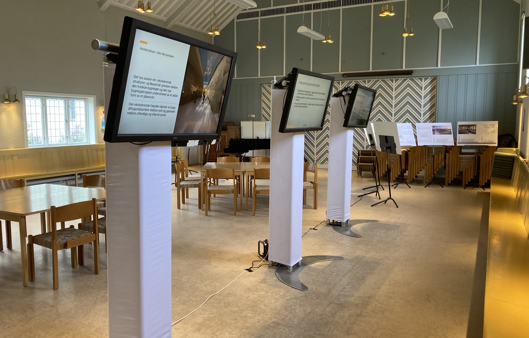 Utstilling av prekvalifiserte forslag i menighetssalen. Foto: Bodø Domkirke