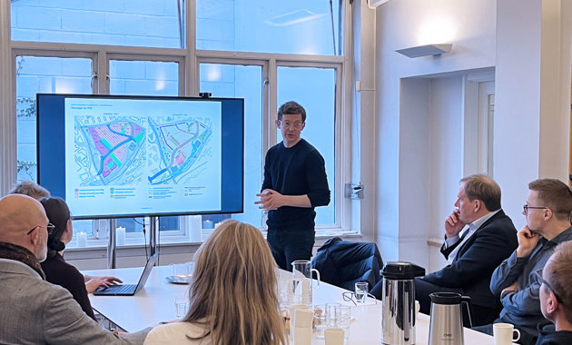 Bertel O. Steen Eiendom holdt nylig et nabomøte i Arkitektenes hus, med presentasjon av vinnerforslaget og dialog om felles utfordringer og muligheter i området. Espen Røiseland fra Transborder Studio presenterte. Foto: Sindre Moen/Arkitektforbundet
