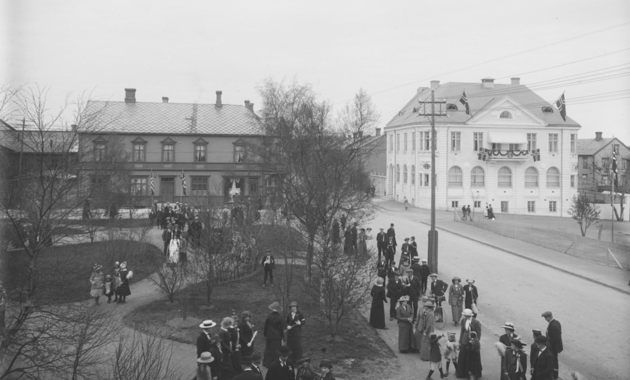 Fra Øverparken tatt fra vinduet på Backlund hotell, Levanger ca 1905-1914. Foto: Sverre Bjerkan/Levanger fotomuseum