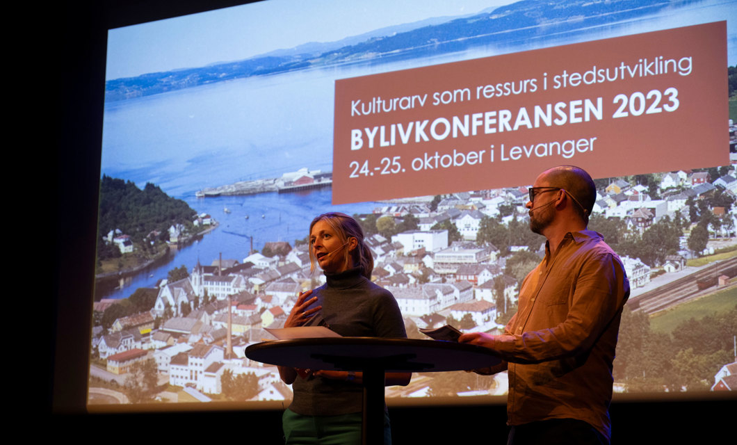 Anne Caroline Haugan, leder seksjon kommunal, Trøndelag fylkeskommune og Bård Sødal Grasbekk, NAL/Bylivsenteret var konferansierer på Bylivkonferansen dag to. Foto: Fotograf Hattrem