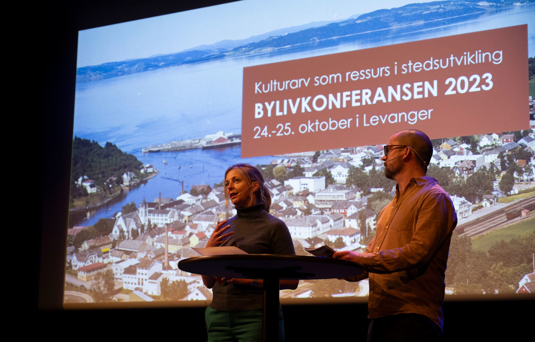 Anne Caroline Haugan, leder seksjon kommunal, Trøndelag fylkeskommune og Bård Sødal Grasbekk, NAL/Bylivsenteret var konferansierer på Bylivkonferansen dag to. Foto: Fotograf Hattrem