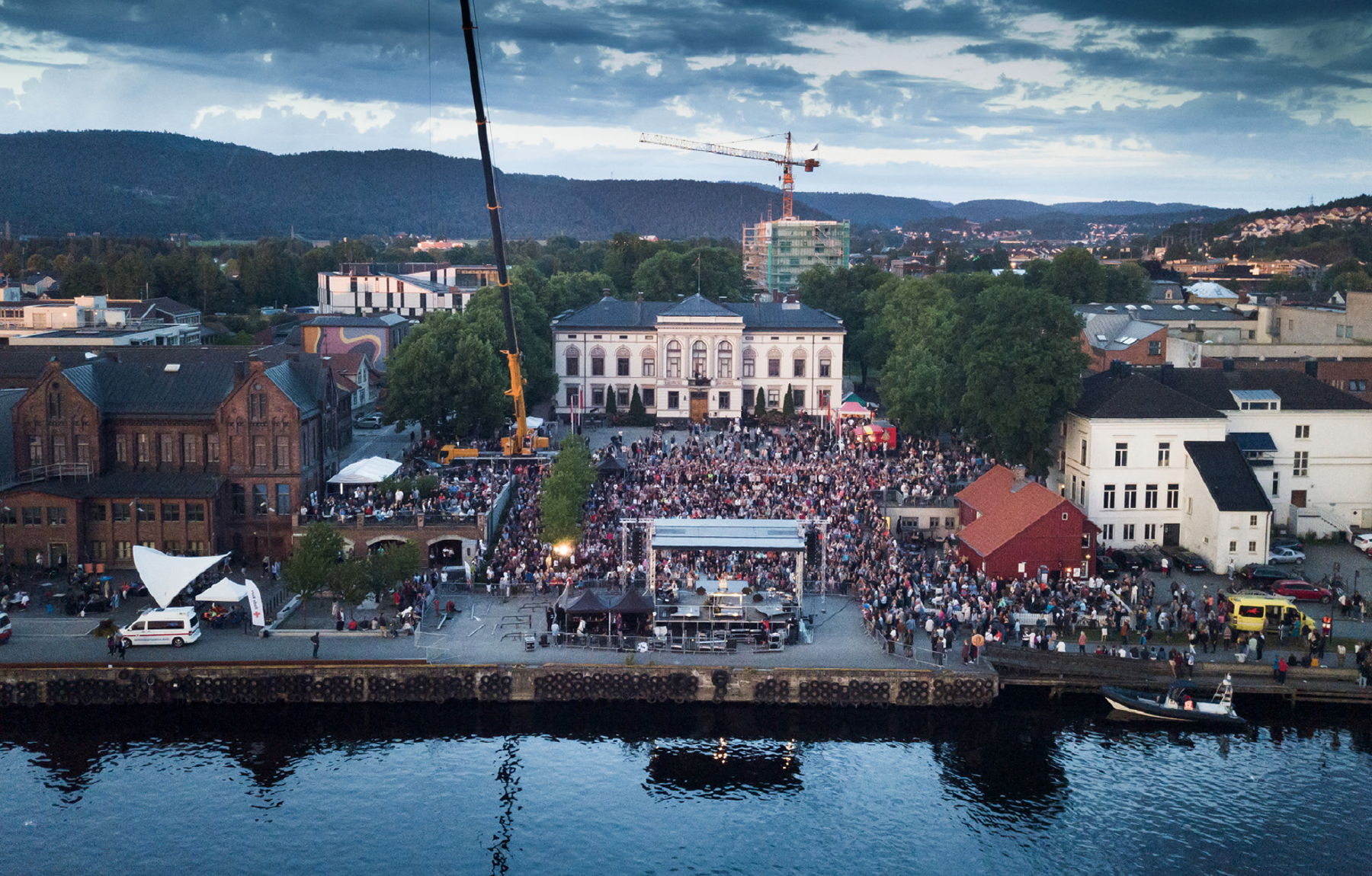 Byliv i Rådhustrappa under Porsgrunn Internasjonale Teaterfestival (PIT) i 2018. Foto: Dag Jenssen