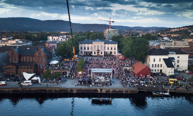 Byliv i Rådhustrappa under Porsgrunn Internasjonale Teaterfestival (PIT) i 2018. Foto: Dag Jenssen