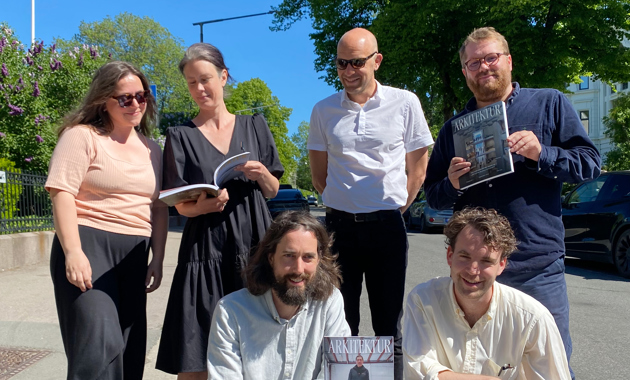 Arkitekturgjengen! Bak fra venstre: Solveig Nygaard Langvad (journalist) , Åsne Maria Gundersen (redaksjonssekretær),  Gaute Brochmann (redaktør) og Ando Woltmann (redaksjonssjef). Foran f.v: Journalistene Torbjørn Tumyr Nilsen og Torgeir Holljen Thon.