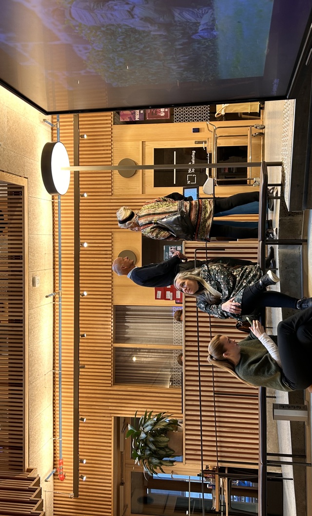 Deltakere i gangen i Pressens hus