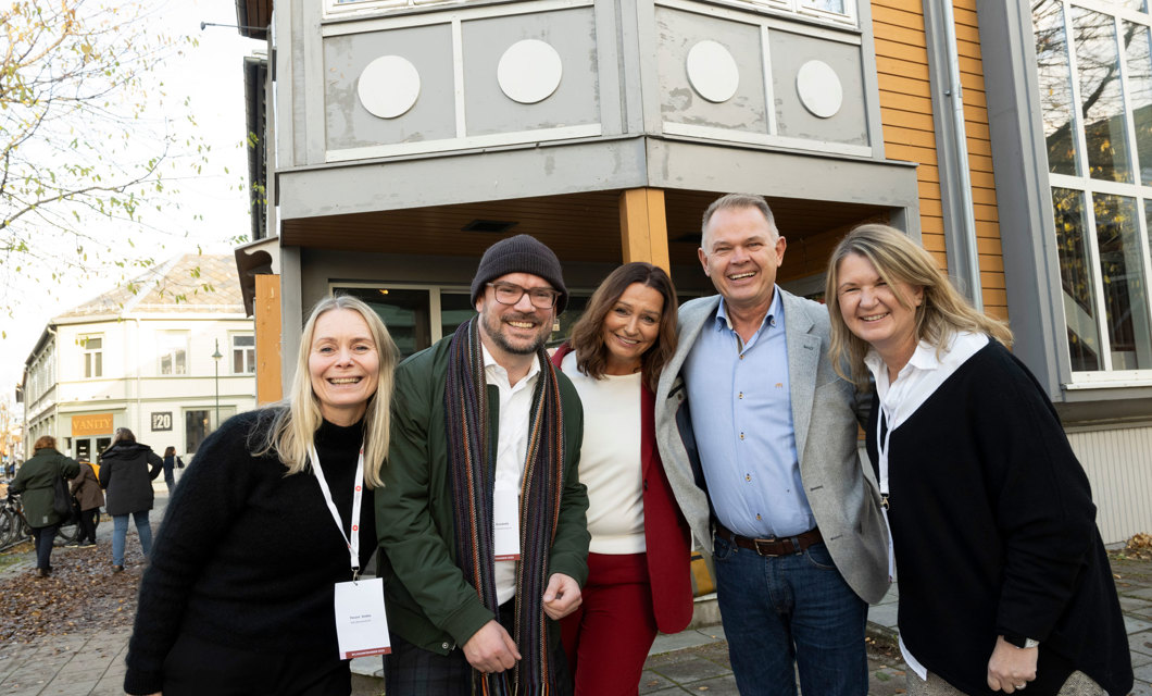 Programkomiteen for Bylivkonferansen bestod av Perann Sylvia Stokke og Bård Sødal Grasbekk NAL/Bylivsenteret, Tove Nordgaard, arkitekt MNAL, byantikvar i Levanger, Leidulf Mydland, Riksantikvaren, Gunn Hege Lande, Trøndelag fylkeskommune. Mona Handeland fra Distriktssenteret var ikke tilstede da bildet ble tatt. Foto: Fotograf Hattrem