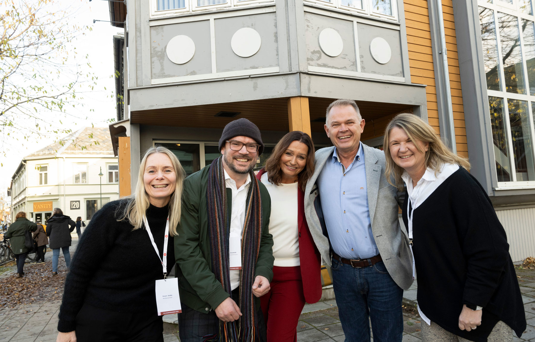 Programkomiteen for Bylivkonferansen bestod av Perann Sylvia Stokke og Bård Sødal Grasbekk NAL/Bylivsenteret, Tove Nordgaard, arkitekt MNAL, byantikvar i Levanger, Leidulf Mydland, Riksantikvaren, Gunn Hege Lande, Trøndelag fylkeskommune. Mona Handeland fra Distriktssenteret var ikke tilstede da bildet ble tatt. Foto: Fotograf Hattrem